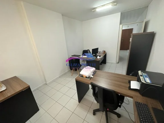 Imagem OBS ESTA SALA SERÁ ALUGADA COM AS SEGUINTE MOBÍLIAS: 1 AR CONDICIONADO, 1 MESA REDONDA COM 4 CADEIRAS, 2 MESAS EM L COM 1 CADEIRA CADA, 1 MESA DE CAFÉ, 1 ARMÁRIO PARA DOCUMENTOS E 1 ARMÉRIO DE COZINHA.
