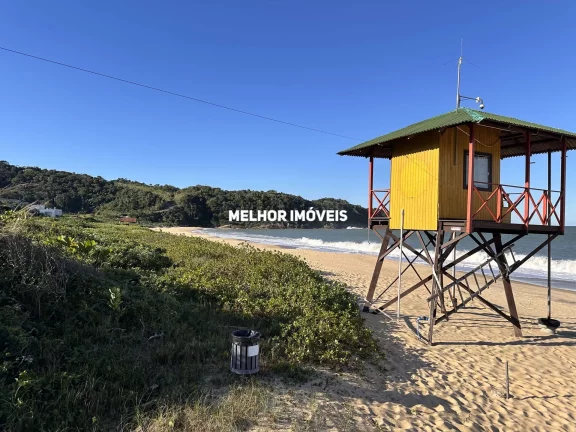 Imagem Casa nova finamente decorada em Condomínio fechado pé na areia 4 suítes localizada na praia do estaleiro Balneário Camboriú.