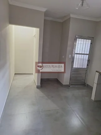 Imagem Alugo Casa na Cidade Dutra. Casa Compacta com Entrada Compartilhada na Cidade Dutra, 1 Dormitório, Sala, Cozinha, Banheiro e Área de Serviço. Ambiente bem Familiar, em ótima Localização, próximo a Estação Primavera da CPTM e Passa Rápido do Rio Bonito. R$