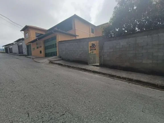 Imagem Casa Familiar com 3 Quartos, Suíte e Área de Convívio Ampliada.