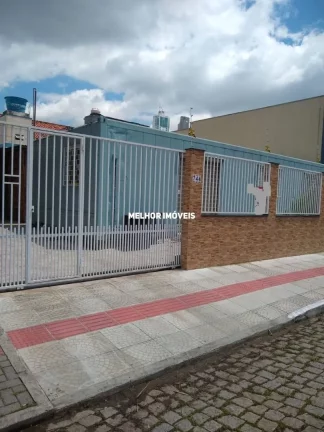 Imagem Casa à venda semi mobiliada com piscina e edícula localizada no centro de Balneário Camboriú