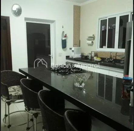 Imagem Casa com 215 m² de área construída em terreno de 300 m². O imóvel conta com living integrado em...