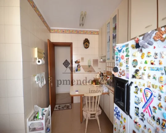 Imagem Apartamento com piso em madeira e armários, living para 03 ambientes, lavabo, 04 dormitórios sendo...