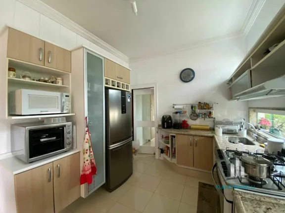 Imagem Melville Belíssima Casa de Esquina de 462m² com 4 Suítes e 6 Vagas de Garagem