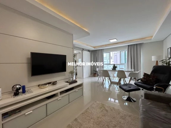 Imagem Apartamento á venda mobiliado e decorado, com 3 dormitórios e 2 vagas de garagem no centro de Balneário Camboriu