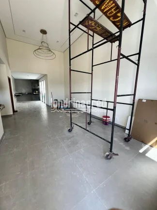 Imagem Casa Térrea à Venda no Condomínio Araçari com 3 Suítes, 144m² de Construção em Terreno de 256m²