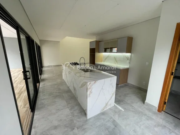 Imagem Lindo sobrado com 4 suítes (uma térrea acessível e uma master com closet e sacada), total de 6 ba...