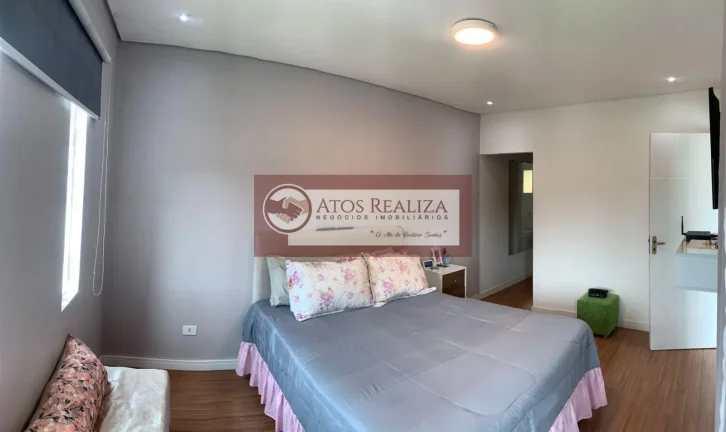 Imagem Vendo SUPER imóvel no Jardim casa grande. Lindo sobrado em uma Área total de 380m², com área útil 215m², esse imóvel conta com 3 Dormitórios, sendo 2 Suítes com Closet, sala de Tv, sala e cozinha conceito aberto, 2 vagas de garagem cobertas, muitos espaço