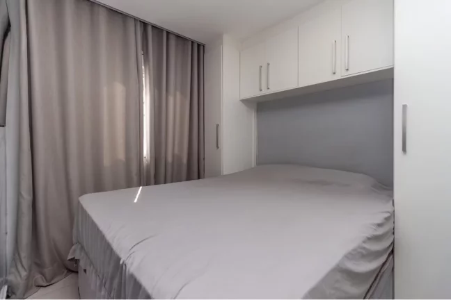 Imagem Apartamento reformado 2 Dormitórios, sendo 1 suite, sacada e vaga.
