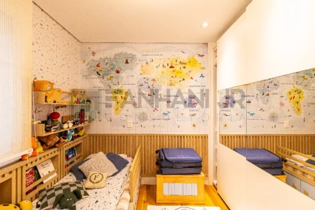 Imagem Com 273 m² de pura sofisticação, este imóvel conta com 4 quartos e 5 banheiros, sendo 4 suítes, incluindo uma suíte master com banheira e closet. Loc