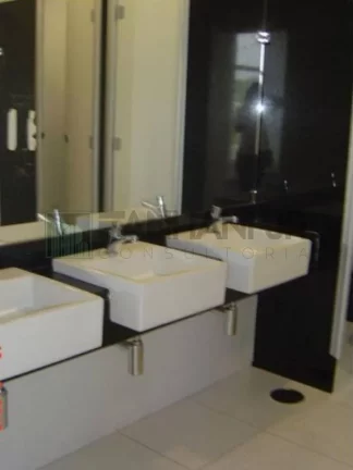 Imagem Venha se encantar com este imóvel de alto padrão, perfeito para sua empresa! Com uma fachada revestida em vidro sobre estrutura metálica, este prédio