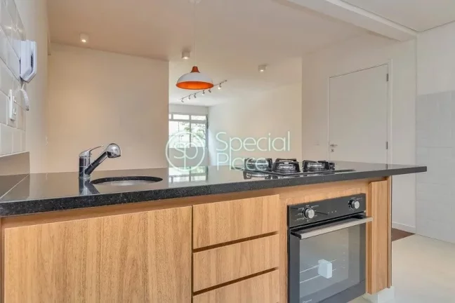Imagem Apto com 129,23m² no Itaim Bibi Sala ampla para 2 ambientes com cozinha integrada e armários plane...