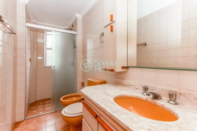 Imagem Apto rico em iluminação natural e repleto de janelas grandes. Vista eterna e para as arvores e o m...