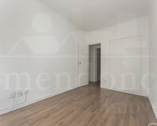 Imagem Apartamento com living para 02 ambientes, piso delaminado, 03 dormitórios, 01 aberto para ampliar a...