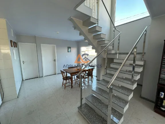 Imagem Sobrado de 4 dormitórios, sendo 1 suíte a 50m do mar no bairro Meia Praia, em Navegantes - Adriano Carpes Imóveis vende
