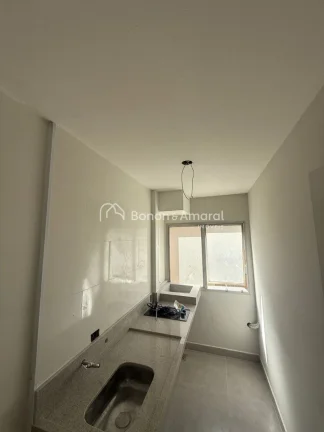 Imagem Excelente kitnet reformada, com sacada, ambiente integrado de dormitório e sala (sem divisória), b...