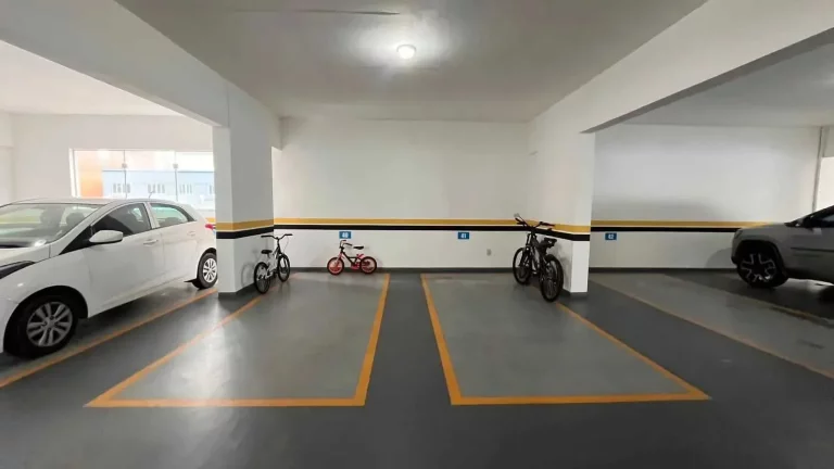 Imagem Apartamento com 2 dormitórios sendo 1 suíte e 2 vagas de garagem no Centro de Balneário Camboriú/SC