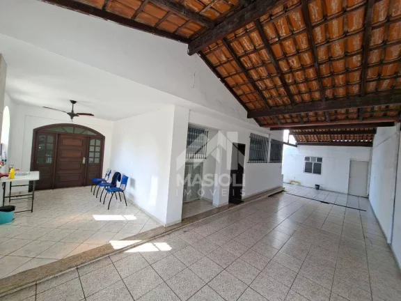 Imagem À VENDA – CASA DUPLEX com 3 quartos / 2 suítes / 2 vagas cobertas com 264 m² em via de grande circulação no Centro de Vila Velha.