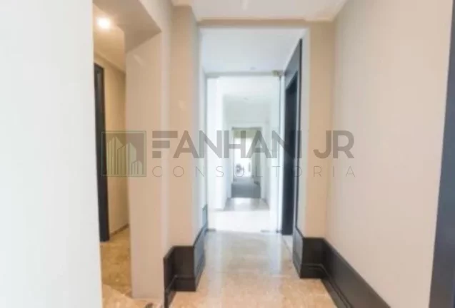 Imagem Venha conhecer este imóvel incrível, totalmente reformado e finamente decorado, com uma localização excepcional! Com 587m² de área construída este e