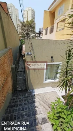 Imagem Vendo Excelente oportunidade na Lapa. Casa de 2 Dormitórios sendo uma suíte, sala em 2 ambíentes, 2 vagas de garagem, áreatotal 171m2, frente para 2 ruas, Jardim com algo natural, quintal com Árvores frutíferas produzindo, aproveite essa oportunidade, Val