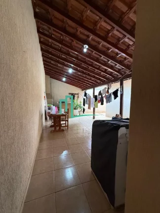 Imagem Espetacular Casa à Venda em Franca-SP: 3 Quartos, 1 Suíte, 1 Sala, 3 Banheiros, 3 Vagas de Garagem, 200m² de Área.