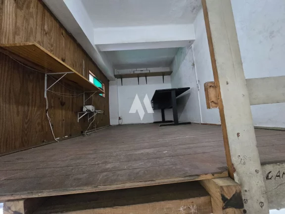 Imagem Sua Loja no Coração de Santos – Fachada Ampla, Banheiro e Mezanino