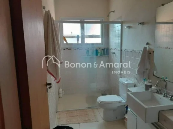 Imagem Lindo sobrado à venda em condomínio fechado em Barão Geraldo. Na parte da frente do imóvel são ...