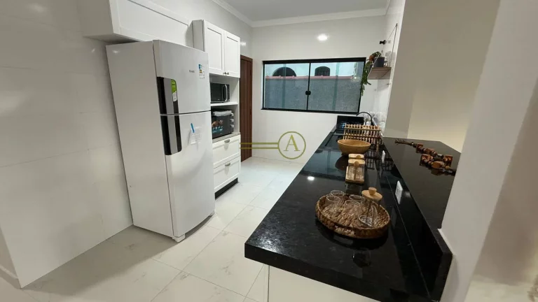 Imagem SOMENTE 200 METROS DA PRAIA - Casa térrea á venda com linda decoração e mar