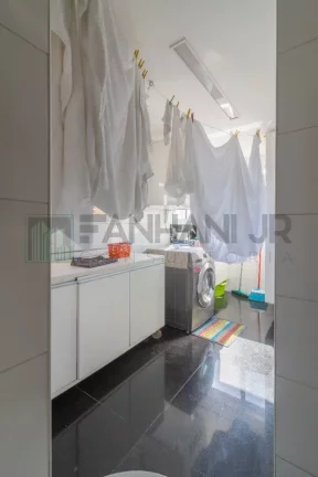 Imagem Venha morar no incrível Jardim Paulista! Oferecemos um apartamento dos sonhos, com 198m² de puro conforto e elegância. Com 3 suítes e 4 vagas, esse im