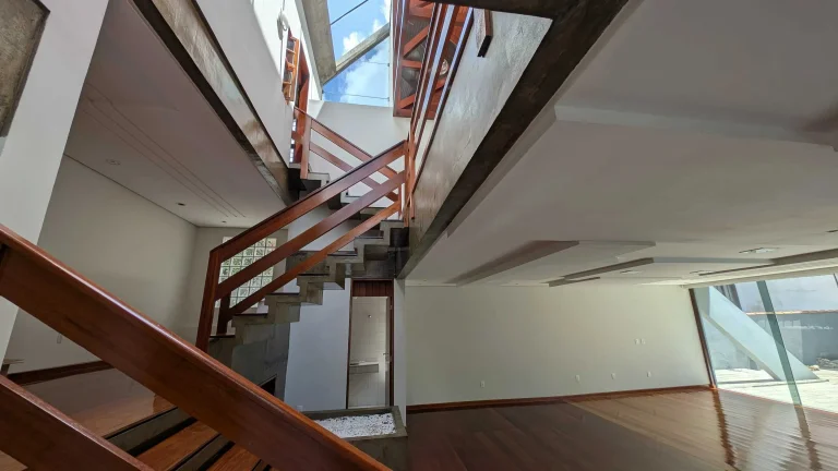 Imagem Casa com 5 dormitórios sendo 3 suítes e 4 vagas de garagem em Florianópolis/SC