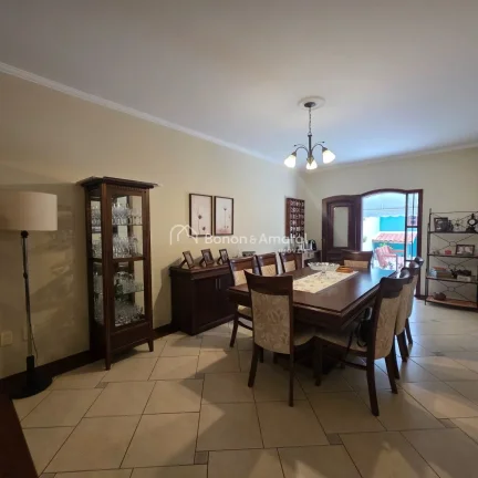 Imagem Este amplo sobrado com 321m², possuí uma planta bem distribuída e atemporal, oferecendo um lar ac...