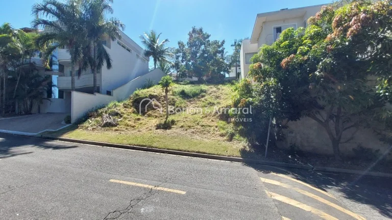 Imagem Este terreno, de 300 m², está localizado na parte mais baixa do condomínio e conta com uma topogr...