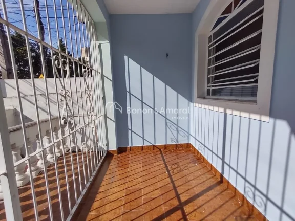 Imagem Casa da frente com 2 dormitórios com armários embutidos, banheiro social, sala com varanda integra...