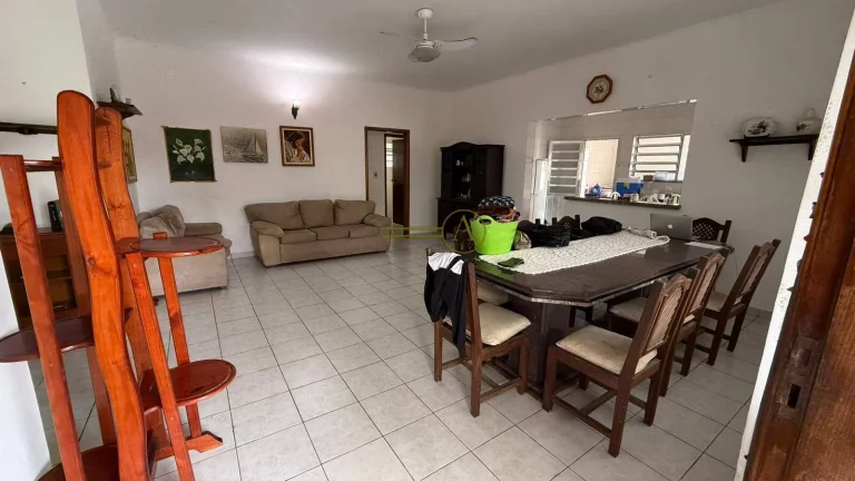 Imagem Casa térrea de esquina com a praia com terreno terreno e edícula já alugada