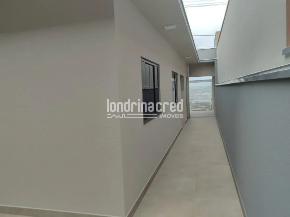 Imagem Casa com 2 quartos (1 suíte), sala com pé direito alto, copa, banheiro social e garagem coberta em lote de 126m² – Pronta para morar!