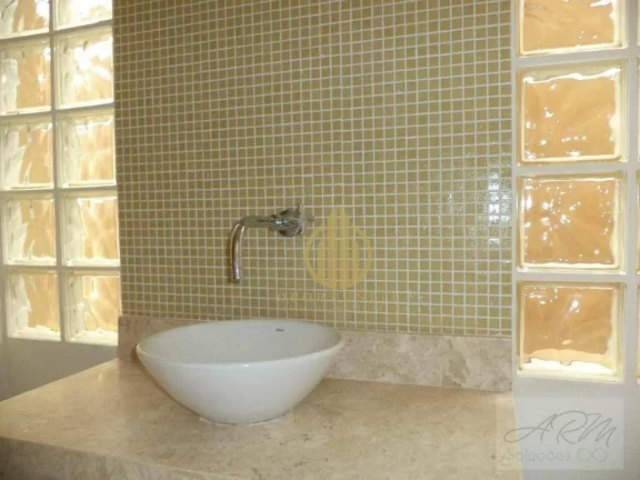 Imagem Sobrado com 3 suítes, escritório e piscina.