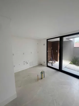 Imagem Sobrado com 3 suítes e 3 vagas e piscina privativa no bairro São Francisco de Assis, em Camboriú/SC