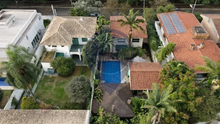 Imagem Casa à venda em Alto de Pinheiros, São Paulo-SP: 4 quartos, 2 suítes, 2 salas, 6 banheiros, 6 vagas, 198m². Venha Conferir!
