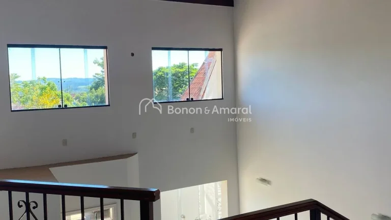 Imagem Casa térrea com 4 suítes, sendo a suíte principal com closet e hidromassagem, além de mezanino c...