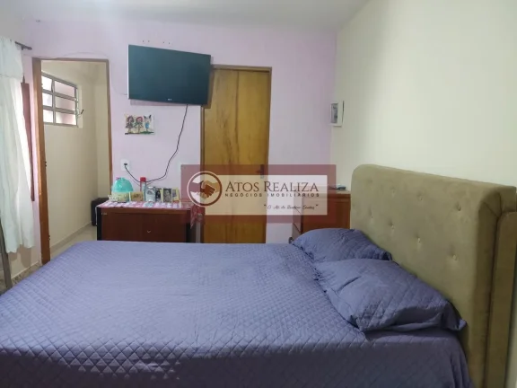 Imagem Vendo Oportunidade no Jardim Fraternidade. Casa Terreno, com 200m2 de área Total, o imóvel conta com, 3 dormitórios, sendo 1 Suíte, 2 vagas de Garagem, Edícula de 3 cômodos, Lavanderia, Aceita Financiamento, aceita Permuta. Valor de Oportunidade R$ 530K, 