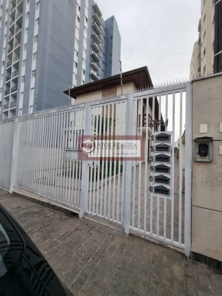 Imagem Oportunidade Exclusiva no Campo Grande a Venda. Vendo Sobrado em Condomínio fechado na Sabará região de campo grande, São 3 Dormitórios, sendo 1 Suíte, todos com Armários, cozinha planejada, 2 vagas fixas subterrâneas, Churrasqueira e Quintal. Valor de Su