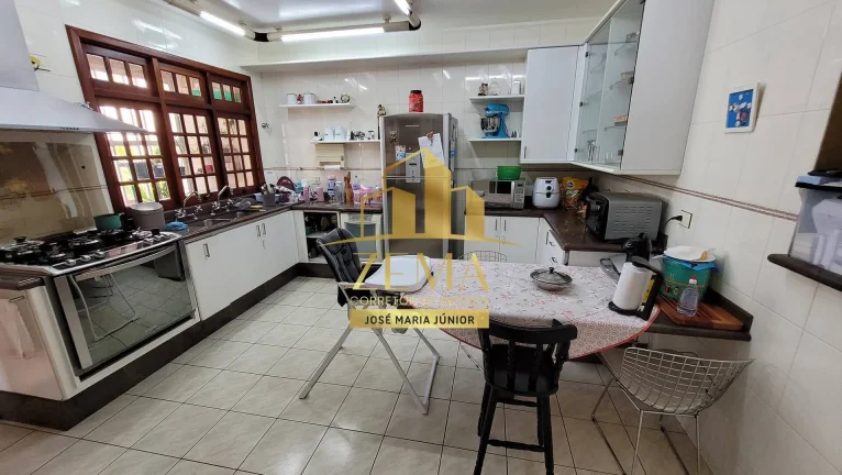 Imagem Sobrado amplo, 03 dorms, mezanino, piscina, 08 vagas, excelente localização