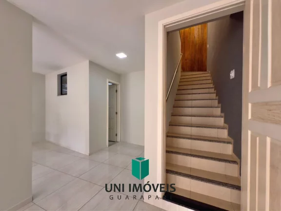 Imagem Triplex à venda em bairro nobre de Guarapari com área gourmet e deck para lagoa