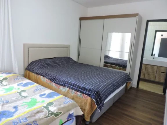 Imagem CASA RECEM REFORMADA EM FRENTE DE UM LAGO
