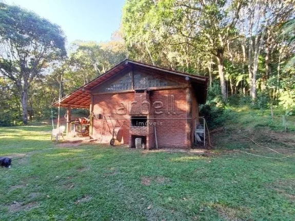 Imagem Sitio com duas casas, a primeira casa de tijolinho tem janelas de alumínio, churrasqueira, varanda ...