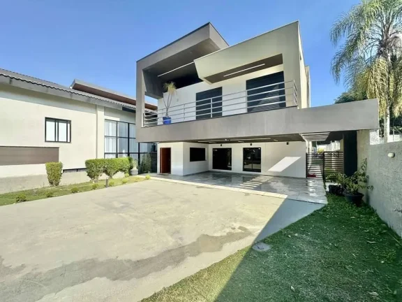 Imagem Cond. Vintage - Moderna, rua tranquila, 4 suítes (1 no térreo), piscina!