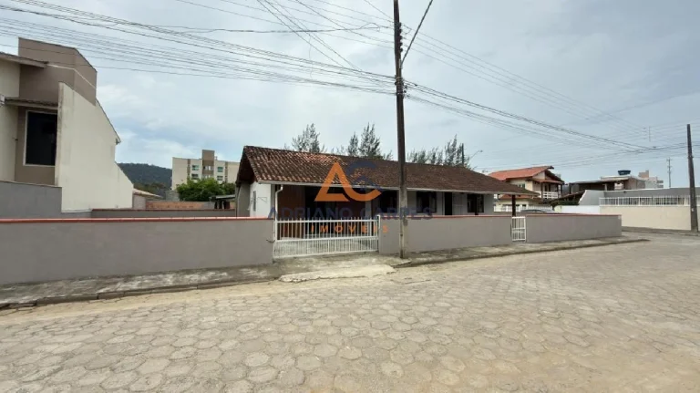 Imagem Casa com 3 dormitórios, Averbada, garagem para 2 carros e quintal gramado a 700m do mar, na Praia de Gravatá em Navegantes - Adriano Carpes imóveis vende