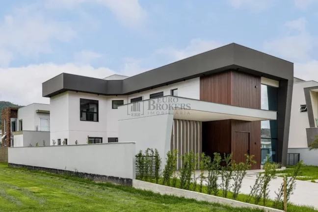 Imagem Casa com 4 suítes e 4 vagas à venda no condomínio Caledônia em Camboriú/SC