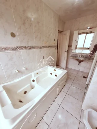 Imagem Imperdível oportunidade: Apartamento de alto padrão em Pitangueiras, Guarujá-SP! 4 quartos, 1 suíte, 2 salas, 3 banheiros, 2 vagas de garagem, 200m² de área. Venda ou locação.