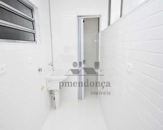 Imagem Apartamento totalmente reformado, living com porcelanato, 3 dormitórios, sendo 1 suíte, ambos no c...